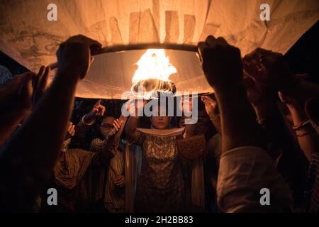 Chittagong Bangladesh, 20/10/2021, die buddhistische Gemeinschaft wird ihr zweitgrößtes religiöses Fest 'Probarona Purnima' im ganzen Land feiern. Das Fest ist auch als Ashwini Purnima bekannt, das den Abschluss der dreimonatigen Abgeschiedenheit der Mönche in ihren Klöstern darstellt, um sich selbst zu erbauen und ihre Trübungen zu sühnen. Um dieses Ereignis zu markieren, werden Buddhisten Luftballons mit Kerzenlicht aus farbigem Papier (Fanush) freisetzen und sie am Abend frei in den Himmel strömen lassen, was die Hauptattraktion des Festivals ist. Verschiedene Zeremonien, einschließlich Laternenflug haben Stockfoto