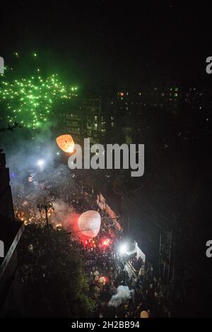 Chittagong Bangladesh, 20/10/2021, die buddhistische Gemeinschaft wird ihr zweitgrößtes religiöses Fest 'Probarona Purnima' im ganzen Land feiern. Das Fest ist auch als Ashwini Purnima bekannt, das den Abschluss der dreimonatigen Abgeschiedenheit der Mönche in ihren Klöstern darstellt, um sich selbst zu erbauen und ihre Trübungen zu sühnen. Um dieses Ereignis zu markieren, werden Buddhisten Luftballons mit Kerzenlicht aus farbigem Papier (Fanush) freisetzen und sie am Abend frei in den Himmel strömen lassen, was die Hauptattraktion des Festivals ist. Verschiedene Zeremonien, einschließlich Laternenflug haben Stockfoto