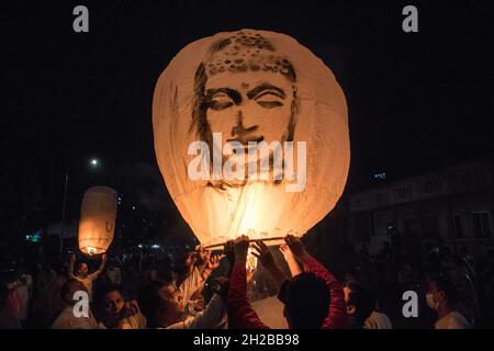 Chittagong Bangladesh, 20/10/2021, die buddhistische Gemeinschaft wird ihr zweitgrößtes religiöses Fest 'Probarona Purnima' im ganzen Land feiern. Das Fest ist auch als Ashwini Purnima bekannt, das den Abschluss der dreimonatigen Abgeschiedenheit der Mönche in ihren Klöstern darstellt, um sich selbst zu erbauen und ihre Trübungen zu sühnen. Um dieses Ereignis zu markieren, werden Buddhisten Luftballons mit Kerzenlicht aus farbigem Papier (Fanush) freisetzen und sie am Abend frei in den Himmel strömen lassen, was die Hauptattraktion des Festivals ist. Verschiedene Zeremonien, einschließlich Laternenflug haben Stockfoto