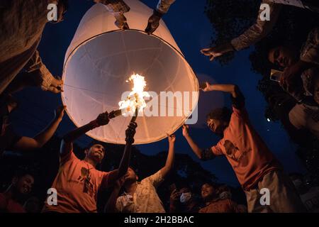 Chittagong Bangladesh, 20/10/2021, die buddhistische Gemeinschaft wird ihr zweitgrößtes religiöses Fest 'Probarona Purnima' im ganzen Land feiern. Das Fest ist auch als Ashwini Purnima bekannt, das den Abschluss der dreimonatigen Abgeschiedenheit der Mönche in ihren Klöstern darstellt, um sich selbst zu erbauen und ihre Trübungen zu sühnen. Um dieses Ereignis zu markieren, werden Buddhisten Luftballons mit Kerzenlicht aus farbigem Papier (Fanush) freisetzen und sie am Abend frei in den Himmel strömen lassen, was die Hauptattraktion des Festivals ist. Verschiedene Zeremonien, einschließlich Laternenflug haben Stockfoto