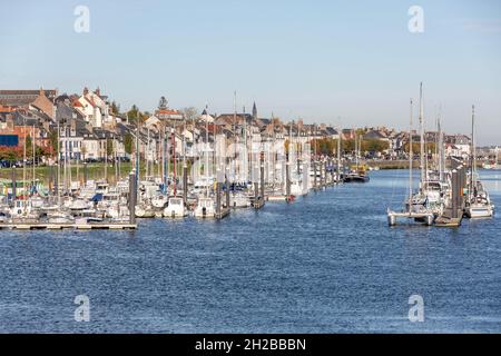 Blick auf den Hafen von Saint-Valery, in der Bucht der Somme, mit seinem Jachthafen. Stockfoto