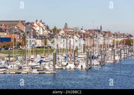 Blick auf den Hafen von Saint-Valery, in der Bucht der Somme, mit seinem Jachthafen. Stockfoto