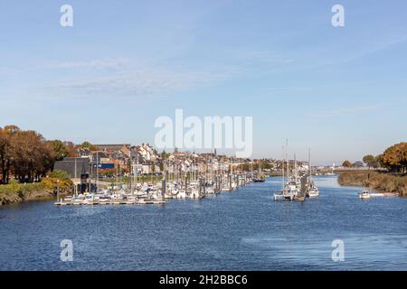Blick auf den Hafen von Saint-Valery, in der Bucht der Somme, mit seinem Jachthafen. Stockfoto