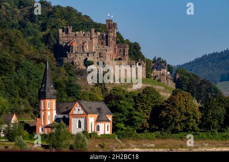 Schloss Reichenstein am oberen Mittelrhein bei Trechtingshausen, Deutschland, mit Blick auf die St.-Clemens-Kapelle im Vordergrund Stockfoto