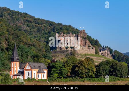 Schloss Reichenstein am oberen Mittelrhein bei Trechtingshausen, Deutschland, mit Blick auf die St.-Clemens-Kapelle im Vordergrund Stockfoto