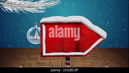 Bild von Straßenschild mit Kopierraum über Schnee fällt und Kugel auf blauem Hintergrund Stockfoto