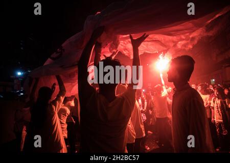 Chittagong Bangladesh, 20/10/2021, die buddhistische Gemeinschaft wird ihr zweitgrößtes religiöses Fest 'Probarona Purnima' im ganzen Land feiern. Das Fest ist auch als Ashwini Purnima bekannt, das den Abschluss der dreimonatigen Abgeschiedenheit der Mönche in ihren Klöstern darstellt, um sich selbst zu erbauen und ihre Trübungen zu sühnen. Um dieses Ereignis zu markieren, werden Buddhisten Luftballons mit Kerzenlicht aus farbigem Papier (Fanush) freisetzen und sie am Abend frei in den Himmel strömen lassen, was die Hauptattraktion des Festivals ist. Verschiedene Zeremonien, einschließlich Laternenflug haben Stockfoto