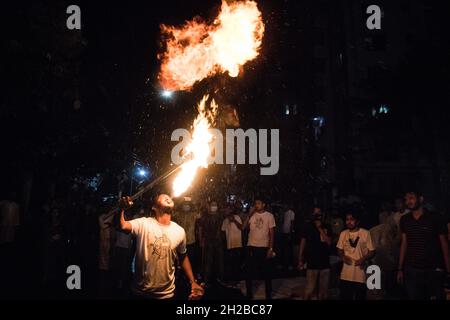 Chittagong Bangladesh, 20/10/2021, die buddhistische Gemeinschaft wird ihr zweitgrößtes religiöses Fest 'Probarona Purnima' im ganzen Land feiern. Das Fest ist auch als Ashwini Purnima bekannt, das den Abschluss der dreimonatigen Abgeschiedenheit der Mönche in ihren Klöstern darstellt, um sich selbst zu erbauen und ihre Trübungen zu sühnen. Um dieses Ereignis zu markieren, werden Buddhisten Luftballons mit Kerzenlicht aus farbigem Papier (Fanush) freisetzen und sie am Abend frei in den Himmel strömen lassen, was die Hauptattraktion des Festivals ist. Verschiedene Zeremonien, einschließlich Laternenflug haben Stockfoto