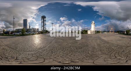 360 Grad Panorama Ansicht von BATUMI, GEORGIA - SEPTEMBER 2021: Full seamless spherical hdri 360 Panorama im Stadtzentrum neben dem Riesenrad, dem Leuchtturm und den Wolkenkratzern in Equi