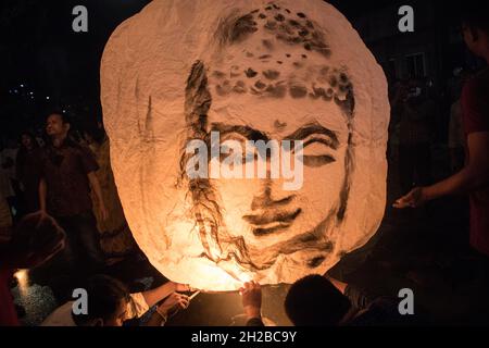 Chittagong Bangladesh, 20/10/2021, die buddhistische Gemeinschaft wird ihr zweitgrößtes religiöses Fest 'Probarona Purnima' im ganzen Land feiern. Das Fest ist auch als Ashwini Purnima bekannt, das den Abschluss der dreimonatigen Abgeschiedenheit der Mönche in ihren Klöstern darstellt, um sich selbst zu erbauen und ihre Trübungen zu sühnen. Um dieses Ereignis zu markieren, werden Buddhisten Luftballons mit Kerzenlicht aus farbigem Papier (Fanush) freisetzen und sie am Abend frei in den Himmel strömen lassen, was die Hauptattraktion des Festivals ist. Verschiedene Zeremonien, einschließlich Laternenflug haben Stockfoto