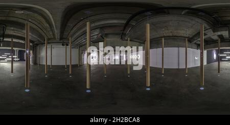 360 Grad Panorama Ansicht von MINSK, WEISSRUSSLAND - MAI 2020: Seamless spherical hdri 360 Panorama im Innenraum eines großen leeren Raumes als Lichtausstellungsgalerie zeitgenössischer Kunst in ind