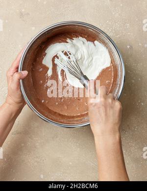 Schokoladenkuchen Teig Herstellung Prozess, Mischen Joghurt in den Teig, Draufsicht Stockfoto