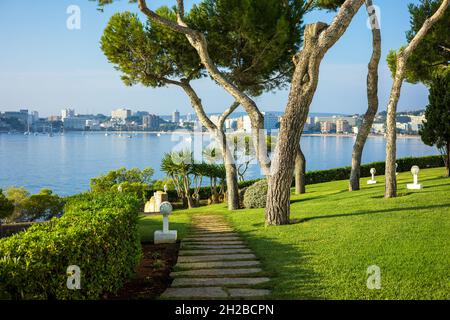 Schöne mallorquinische Landschaft mit einem Fußweg entlang der Küste, Mallorca, Spanien Stockfoto