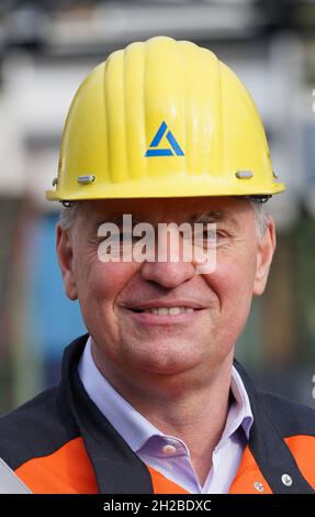 Hamburg, Deutschland. Oktober 2021. Roland Harings, Vorstandsvorsitzender der Aurubis AG, steht vor dem Filtersystem der Umweltschutzanlage zur Reduzierung flüchtiger Emissionen (RDE) auf dem Werksgelände der Aurubis AG. Die größte Kupferhütte Europas, Aurubis, hat in Hamburg eine Anlage in Höhe von · Millionen 85 in Betrieb genommen, um die Feinstaubemissionen zu reduzieren. Kredit: Marcus Brandt/dpa/Alamy Live Nachrichten Stockfoto