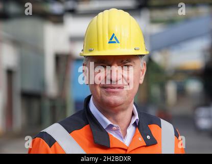 Hamburg, Deutschland. Oktober 2021. Roland Harings, Vorstandsvorsitzender der Aurubis AG, steht vor dem Filtersystem der Umweltschutzanlage zur Reduzierung flüchtiger Emissionen (RDE) auf dem Werksgelände der Aurubis AG. Die größte Kupferhütte Europas, Aurubis, hat in Hamburg eine Anlage in Höhe von · Millionen 85 in Betrieb genommen, um die Feinstaubemissionen zu reduzieren. Kredit: Marcus Brandt/dpa/Alamy Live Nachrichten Stockfoto