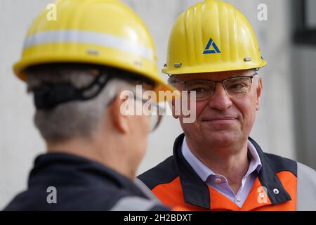 Hamburg, Deutschland. Oktober 2021. Roland Harings, Vorstandsvorsitzender der Aurubis AG, steht vor dem Filtersystem der Umweltschutzanlage zur Reduzierung flüchtiger Emissionen (RDE) auf dem Werksgelände der Aurubis AG. Die größte Kupferhütte Europas, Aurubis, hat in Hamburg eine Anlage in Höhe von · Millionen 85 in Betrieb genommen, um die Feinstaubemissionen zu reduzieren. Kredit: Marcus Brandt/dpa/Alamy Live Nachrichten Stockfoto