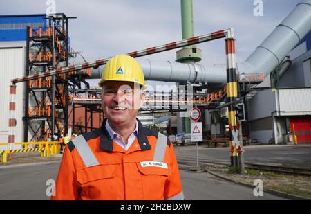 Hamburg, Deutschland. Oktober 2021. Roland Harings, Vorstandsvorsitzender der Aurubis AG, steht vor dem Filtersystem der Umweltschutzanlage zur Reduzierung flüchtiger Emissionen (RDE) auf dem Werksgelände der Aurubis AG. Die größte Kupferhütte Europas, Aurubis, hat in Hamburg eine Anlage in Höhe von · Millionen 85 in Betrieb genommen, um die Feinstaubemissionen zu reduzieren. Kredit: Marcus Brandt/dpa/Alamy Live Nachrichten Stockfoto