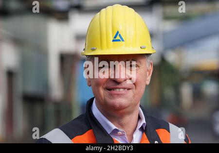 Hamburg, Deutschland. Oktober 2021. Roland Harings, Vorstandsvorsitzender der Aurubis AG, steht vor dem Filtersystem der Umweltschutzanlage zur Reduzierung flüchtiger Emissionen (RDE) auf dem Werksgelände der Aurubis AG. Die größte Kupferhütte Europas, Aurubis, hat in Hamburg eine Anlage in Höhe von · Millionen 85 in Betrieb genommen, um die Feinstaubemissionen zu reduzieren. Kredit: Marcus Brandt/dpa/Alamy Live Nachrichten Stockfoto