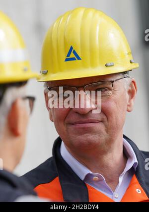 Hamburg, Deutschland. Oktober 2021. Roland Harings, Vorstandsvorsitzender der Aurubis AG, steht vor dem Filtersystem der Umweltschutzanlage zur Reduzierung flüchtiger Emissionen (RDE) auf dem Werksgelände der Aurubis AG. Die größte Kupferhütte Europas, Aurubis, hat in Hamburg eine Anlage in Höhe von · Millionen 85 in Betrieb genommen, um die Feinstaubemissionen zu reduzieren. Kredit: Marcus Brandt/dpa/Alamy Live Nachrichten Stockfoto