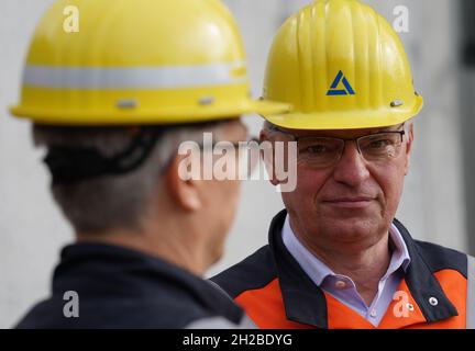 Hamburg, Deutschland. Oktober 2021. Roland Harings, Vorstandsvorsitzender der Aurubis AG, steht vor dem Filtersystem der Umweltschutzanlage zur Reduzierung flüchtiger Emissionen (RDE) auf dem Werksgelände der Aurubis AG. Die größte Kupferhütte Europas, Aurubis, hat in Hamburg eine Anlage in Höhe von · Millionen 85 in Betrieb genommen, um die Feinstaubemissionen zu reduzieren. Kredit: Marcus Brandt/dpa/Alamy Live Nachrichten Stockfoto