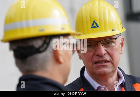 Hamburg, Deutschland. Oktober 2021. Roland Harings, Vorstandsvorsitzender der Aurubis AG, steht vor dem Filtersystem der Umweltschutzanlage zur Reduzierung flüchtiger Emissionen (RDE) auf dem Werksgelände der Aurubis AG. Die größte Kupferhütte Europas, Aurubis, hat in Hamburg eine Anlage in Höhe von · Millionen 85 in Betrieb genommen, um die Feinstaubemissionen zu reduzieren. Kredit: Marcus Brandt/dpa/Alamy Live Nachrichten Stockfoto