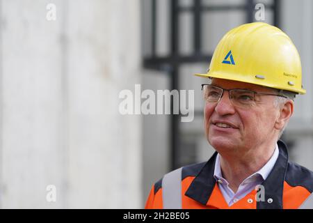 Hamburg, Deutschland. Oktober 2021. Roland Harings, Vorstandsvorsitzender der Aurubis AG, steht vor dem Filtersystem der Umweltschutzanlage zur Reduzierung flüchtiger Emissionen (RDE) auf dem Werksgelände der Aurubis AG. Die größte Kupferhütte Europas, Aurubis, hat in Hamburg eine Anlage in Höhe von · Millionen 85 in Betrieb genommen, um die Feinstaubemissionen zu reduzieren. Kredit: Marcus Brandt/dpa/Alamy Live Nachrichten Stockfoto