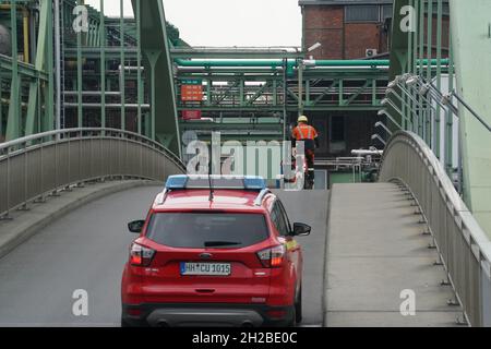 Hamburg, Deutschland. Oktober 2021. Blick auf den Werksstandort der Aurubis AG. Die größte Kupferhütte Europas, Aurubis, hat in Hamburg eine 85 Millionen Euro teure Anlage zur Reduzierung der Feinstaubemissionen in Betrieb genommen. Das Abluftsystem mit ultrafeinen Filtern und modernster Anlagentechnik reduziert die so genannten diffusen Staubemissionen um bis zu 70 Prozent. Kredit: Marcus Brandt/dpa/Alamy Live Nachrichten Stockfoto