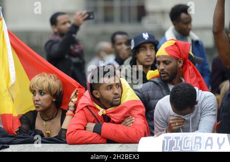 London, Großbritannien. Oktober. Aktivisten in Whitehall gegenüber der Downing Street protestieren gegen die Behandlung der Region Tigray in Äthiopien durch die Ausleihe Stockfoto