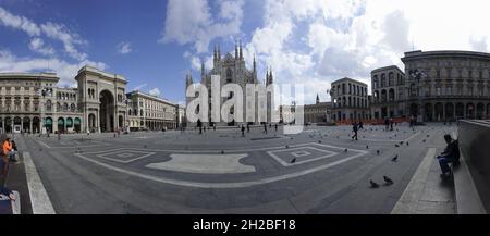 Europa, Italien, Mailand, piazza del duomo mit Tauben. Ansicht 180 Grad Stockfoto