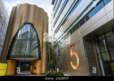 Three Broadgate, das neben 5 Broadgate, dem Bürogebäude der UBS AG in City of London, England, Redemption Roasters beherbergt. Stockfoto