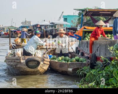 Auf dem schwimmenden Markt im Mekong-Flussdelta - Cai Rang, Vietnam, tauschen Einheimische Waren aus ihren Booten aus Stockfoto