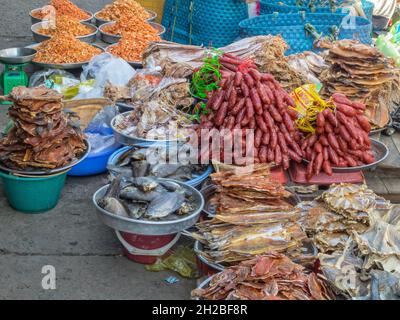 Trockener Fisch und Wurst auf dem Markt - Cho an Binh, Vietnam Stockfoto