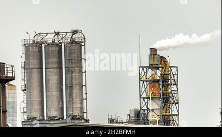 Weißer Rauch, der aus den Abgasen im Chemiewerk austritte Stockfoto