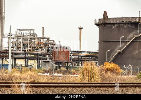 Öl- und Gasraffinierungsindustrie mit Stahlrohren zu den Lagertanks in australien Stockfoto