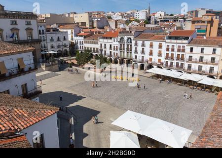 Cáceres Spanien - 09 12 2021: Luftaufnahme auf der Plaza Mayor in der Innenstadt von Cáceres, mit einer Skulptur aus Briefen, die Cáceres, Touristen stro identifizieren Stockfoto