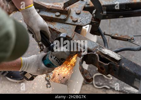 Ein Stück Metall von einer Anhängevorrichtung abschleifen Stockfoto