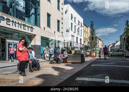 Fußgängerzone in der Mall Street in der Stadt Tralee, Haupteinkaufsstraße. August. Tralee, co. Kerry, Irland. Stockfoto