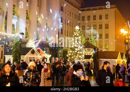 Kiew, Ukraine 5. Januar 2021 - Weihnachtsbaum mit Lichtern im Freien in Kiew. Neujahrsfest. Stockfoto