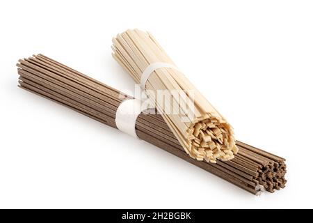 Ein Paket trockener udon-Nudeln auf einem Paket trockener Soba-Nudeln, isoliert auf Weiß. Stockfoto