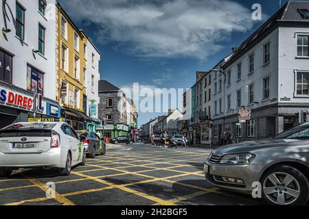 Fußgängerzone in der Mall Street in der Stadt Tralee, Haupteinkaufsstraße. August. Tralee, co. Kerry, Irland. Stockfoto