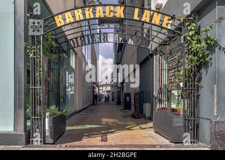 Barrack Lane, gleich neben der Fußgängerzone Mall Street in der Stadt Tralee, Haupteinkaufsstraße. August. Tralee, co. Kerry, Irland. Stockfoto