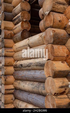 Fragment eines Holzrahmens mit Fenster im Bau. Hochwertige Fotos Stockfoto