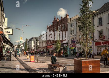 Fußgängerzone in der Mall Street in der Stadt Tralee, Haupteinkaufsstraße. August. Tralee, co. Kerry, Irland. Stockfoto