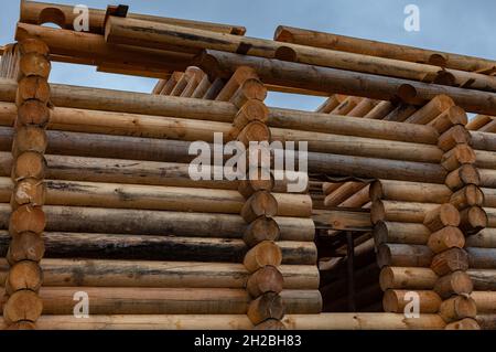 Fragment eines Holzrahmens im Bau. Hochwertige Fotos Stockfoto