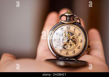 Ein Mann mit einer Vintage-Taschenuhr. Zeitkonzept. Hochwertige Fotos Stockfoto