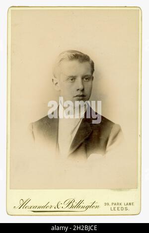 Viktorianische Kabinettkarte, Vignette, von einem gut aussehenden jungen viktorianischen Mann, Teenager Jahre, Studio von Alexander & Billington, Leeds, Yorkshire, England, Großbritannien - datiert 1898 oder 1899. Stockfoto