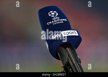 Edge-Motiv, Feature-Mikrofon, Mikrofone mit Champions League-Logo, SKY SPORT-Fernsehsendung, Fernsehkanal, Pay TV, Bezahlkanal, FC Salzburg - VFL Wolfsburg 3-1, Fußball Champions League, Gruppe G, 3. Spieltag am 20. Oktober 2021, im Salzburger Stadion Stockfoto