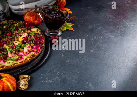 Thanksgiving Restpizza, klassische putenbrötchen oder Sandwich in Form von Pizza Stockfoto