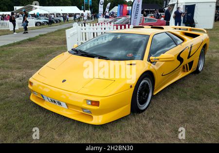 Drei Viertel Vorderansicht eines 1997, Gelb, Lamborghini Diablo Super Veloce, ausgestellt auf der London Classic Car Show 2021 Stockfoto