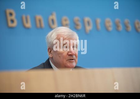 Berlin, Deutschland. Oktober 2021. Bundesinnenminister Horst Seehofer (CSU) spricht bei der Vorstellung des Berichts über den Stand der IT-Sicherheit in Deutschland. Quelle: Christophe Gateau/dpa/Alamy Live News Stockfoto